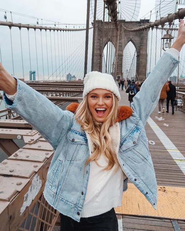 Senyum cantiknya di Brooklyn Bridge, New York. (romeestrijd/Instagram)
