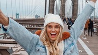 Senyum cantiknya di Brooklyn Bridge, New York. (romeestrijd/Instagram)