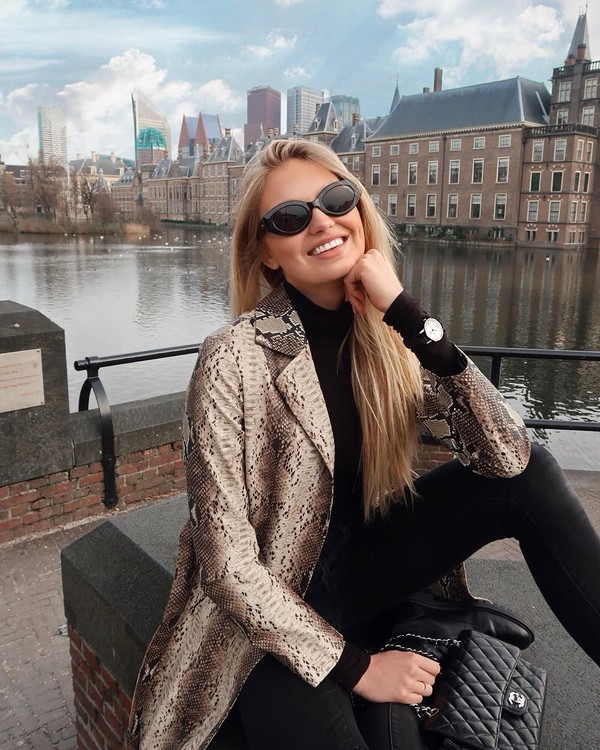Di Belanda, Romee Strijd mengabadikan momennya di Hague. (romeestrijd/Instagram)
