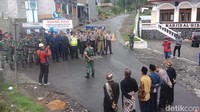 Warga muslim desa setempat menjaga perkampungan Suku Tengger bersama Jaga Baya atau petugas pengamanan adat, TNI dan Polri. (M Rofiq/detikTravel)