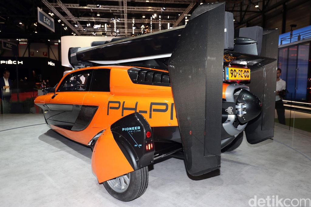 After turning heads at last year's Geneva Motor Show with its production-ready flying car, Pal-V has returned for 2019 with a special edition that it says will actually be first out of the gate. The Pal-V Liberty Pioneer is based on the same flying car shown last year, but with a few extra trimmings to give its limited run of 90 an extra air of exclusivity.