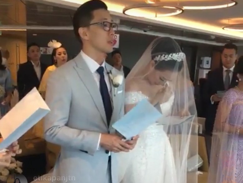 Tetesan Air Mata di Pernikahan Yuanita Christiani dan Indra Tetesan Air Mata di Pernikahan Yuanita Christiani dan Indra