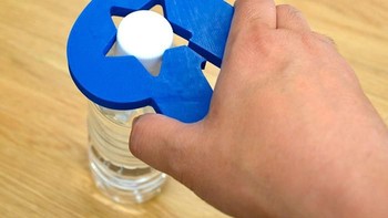 Toys R Us jadi pembuka tutup botol. Foto: Taku Omura via Brainberries