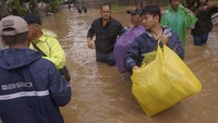 Untuk kawasan yang saat ini menjadi titik konsentrasi tim gabungan berada di wilayah kota khususnya Kelurahan Tamanan, Kelutan dan Desa Salamrejo Kecamatan Karangan. Hingga pukul 00.00 WIB debit air di perkampungan warga masih terus naik. ANTARA FOTO/Destyan Sujarwoko.