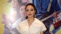 Lipstik merah terlihat membuat wajahnya begitu segar. Foto: Noel