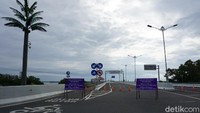 Salah satu tol terepik di Indonesia bisa ditemui di Bali. Jalan Tol Mandara ini berada persis di atas laut, sehingga dari kejauhan nampak seperti melayang. Jika dilihat dari atas, tol yang membentang sepanjang 12,7 kilometer ini terlihat indah, lengkungan belokan tol itu memberi kesan tersendiri (Aditya Mardiastuti/detikTravel)