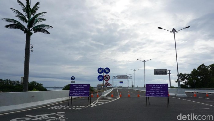 Tol di Bali Juga Tak Luput dari Pengawasan Pecalang Sejumlah pecalang berpatroli saat Nyepi. Tak hanya bandara, para pecalang juga mengecek area Tol Bali Mandara yang juga berada di wilayah desa adat.