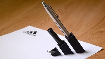 Adidas dipakai untuk menaruh pena. Foto: Taku Omura via Brainberries