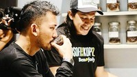 Ini gaya Rio saat mampir ke sebuah artisan coffee shop yang ada di Solo. Menurutnya, kopi di sana punya rasa yang enak banget. Foto: Instagram @riodewanto