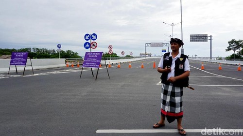 Tak Hanya Bandara, Tol di Bali Juga Tak Luput dari Pengawasan Pecalang. Tampak sejumlah pecalang berpatroli keliling Desa Adat Tuban, Kabupaten Badung, Bali saat Nyepi. Begini potretnya.
