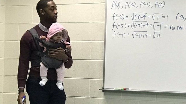 Mengajar Sambil Gendong Bayi, Profesor di AS Tuai Pujian Mengajar Sambil Gendong Bayi, Profesor di AS Tuai Pujian