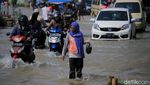 Aksi Nekat Warga Terobos Banjir di Jalan Dayeuhkolot-Banjaran