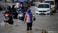 Meski banyak kendaraan roda dua yang mogok di Jalan Raya Dayeuhkolot-Banjaran, ada juga kendaraan yang berhasil bisa menerobos.