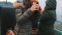 Saat travelling dan merasa lapar. Shahila Hisyam pun langsung membeli sandwich untuk dinikmati. Foto: Instagram@sahilahisyam