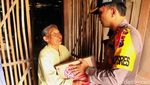 Aksi Heroik Polisi Bantu Evakuasi Korban Banjir di Ngawi