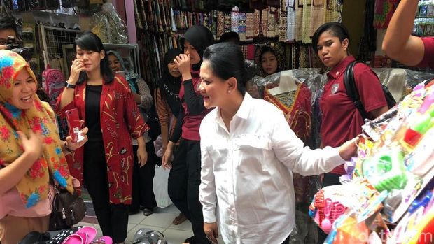 Jokowi Beli Mainan Truk Tangki untuk Jan Ethes di Lampung
