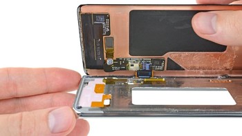 Kesulitan ada pada komponen layar yang menyatu dengan sensor sidik jari ultrasonik. Foto: iFixit