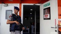 Petugas keamanan siap siaga berjaga di sekitar kapal Bahtera Seva I.