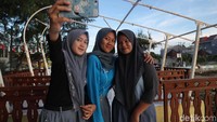 Bahkan, para remaja putri ini tampak asyik berswafoto di salah satu sudut Ruang Publik Terbuka Ramah Anak (RPTRA) Tanjung Elang Berseri ini.