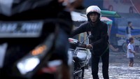 Sumartono mengungkapkan selain di Jalan Raya Dayeuhkolot-Banjaran banjir juga masuh menggenagi Jalan Raya Dayeuhkolot-Mohammad Toha. Genangan air di jalan tersebut juga masih cukup tinggi.