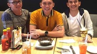 Pemilik nama lengkap Rizaldie ini tercatat sebagai pegawai negeri yang bertugas di Kementerian Pertanian. Tak hanya sendirian, Zaldie juga kerap kulineran bareng teman-temannya. Foto: instagram @ari.zld06
