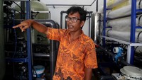 Seorang petugas menerangkan sejumlah alat yang digunakan untuk mengolah air laut menjadi air bersih siap minum di instalasi SWRO yang berada di Pulau Panggang, Kepulauan Seribu.