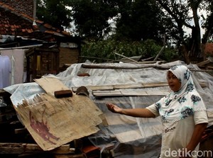 Kisah Nenek Lilis Warga Garut yang Tinggal di Reruntuhan Rumahnya