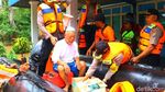 Aksi Heroik Polisi Bantu Evakuasi Korban Banjir di Ngawi