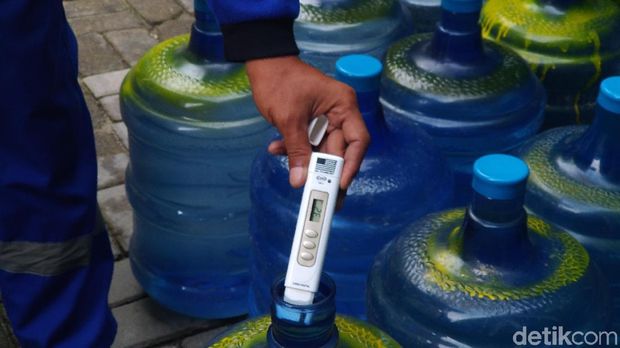Pemeriksaan tingkat kandungan padatan terlarut (TDS) air produksi instalasi BWRO di Pulau Pramuka.