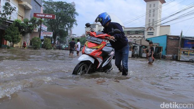 Warga Terobos Banjir di Jalan Dayeuhkolot-Banjaran