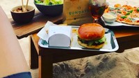 Unggahan Instagram Andrew banyak diselingi momen liburan dan makan enak. Seperti saat menikmati burger, pizza, hingga salad di pinggir pantai. Foto: Instagram andrewlienata