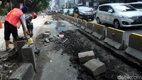 Rekayasa lalu lintas di kawasan itu membuat jalanan satu arah yang berada di depan Stasiun Sudirman macet.