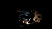 Lampu mobil digunakan warga untuk menerangi rumah mereka. REUTERS/Carlos Jasso.