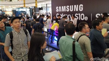Meski demikian minat beli masyarakat Indonesia tinggi dengan penampakan antrean panjang. (Foto: detikINET/Agus Tri Haryanto)