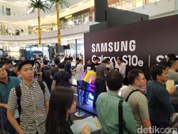 Antrean Panjang demi Smartphone Kelas Sultan