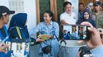 Momen Menteri Rini Cicipi Nasi Bungkus Pengungsi Banjir di Madiun