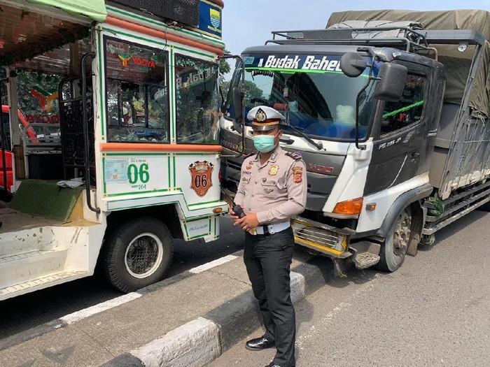 Hindari Rombongan Bonek Truk Tabrak Bus Bandros Di Kopo Bandung Hindari Rombongan Bonek Truk Tabrak Bus Bandros Di Kopo Bandung