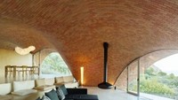 Walaupun berkubah, rumah tetap memiliki lengkungan yang mampu menyiasati masuknya cahaya ke dalam ruangan. Enric Ruiz-Geli/Inhabitat.