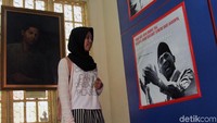 Sejumlah siswi berkunjung ke Gedung Joang 45.