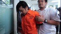 Zul Zivilia dihadirkan dalam rilis barang bukti di Mapolda Metro Jaya, Jakarta, Jumat (8/3/2019).