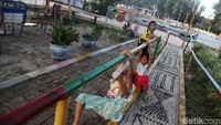 Sejumlah anak-anak ini tampak asyik bermain di RPTRA Tanjung Elang Berseri, Pulau Pramuka, Pulau Seribu.