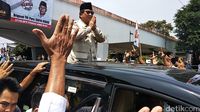 Datangi PP Persis, Prabowo Disambut Massa Pendukung
