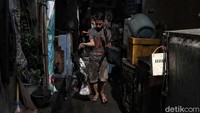 Warga mengumpulkan sejumlah barang milik mereka yang masih bisa diselamatkan usai kebakaran yang melanda pemukiman padat penduduk di Johar Baru.