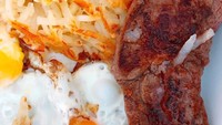 Kentang serut panggang dan sosis memang jodohnya telur goreng yang setengah matang atau kering. Foto: Instagram @eddyblmn