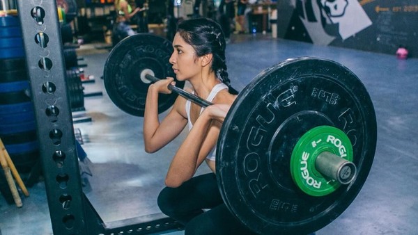 6 Artis Wanita yang Sukanya Angkat Beban, Strong Abis!