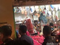 Jokowi Beli Mainan Truk Tangki untuk Jan Ethes di Lampung