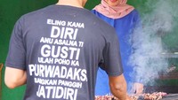 Tina yang kini berkerudung sedang mampir makan sate maranggi Sari Wangi. Tak ketinggalan ia melihat proses pembakaran sate. Foto: Instagram tina_talisa