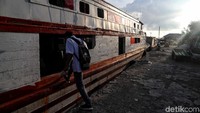 Salah satu pulau yang amat bergantung dengan transportasi laut ini adalah Pulau Panggang. Kondisi pulau yang tak terlalu besar dan bukan pusat pemerintahan membuat warganya harus menggunakan perahu untuk dapat beraktivitas menuju Pulau Pramuka.