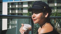 Pagi-pagi memang waktunya untuk menikmati kopi hangat. Shahila Hisyam jadi salah satu pecinta kopi juga ternyata. Foto: Instagram@sahilahisyam