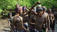 Mandi lumpur ini diikuti anak-anak pria maupun wanita hingga kakek-kakek, dan wajib memakai busana adat. Sebelum acara dimulai mereka berdoa bersama. (Aditya Mardiastuti/detikTravel)